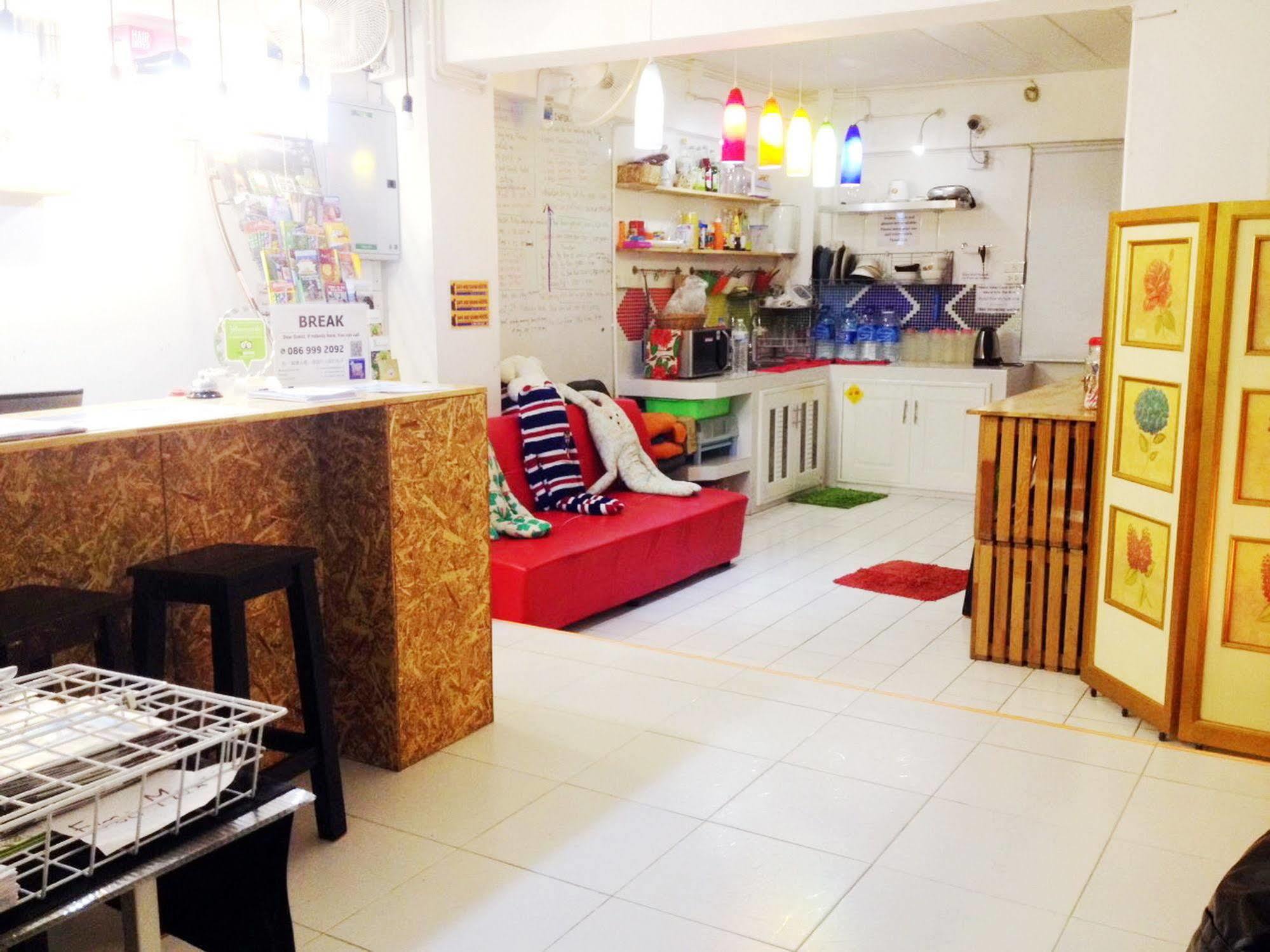 Safe And Sound Hostel Chiang Mai Bagian luar foto