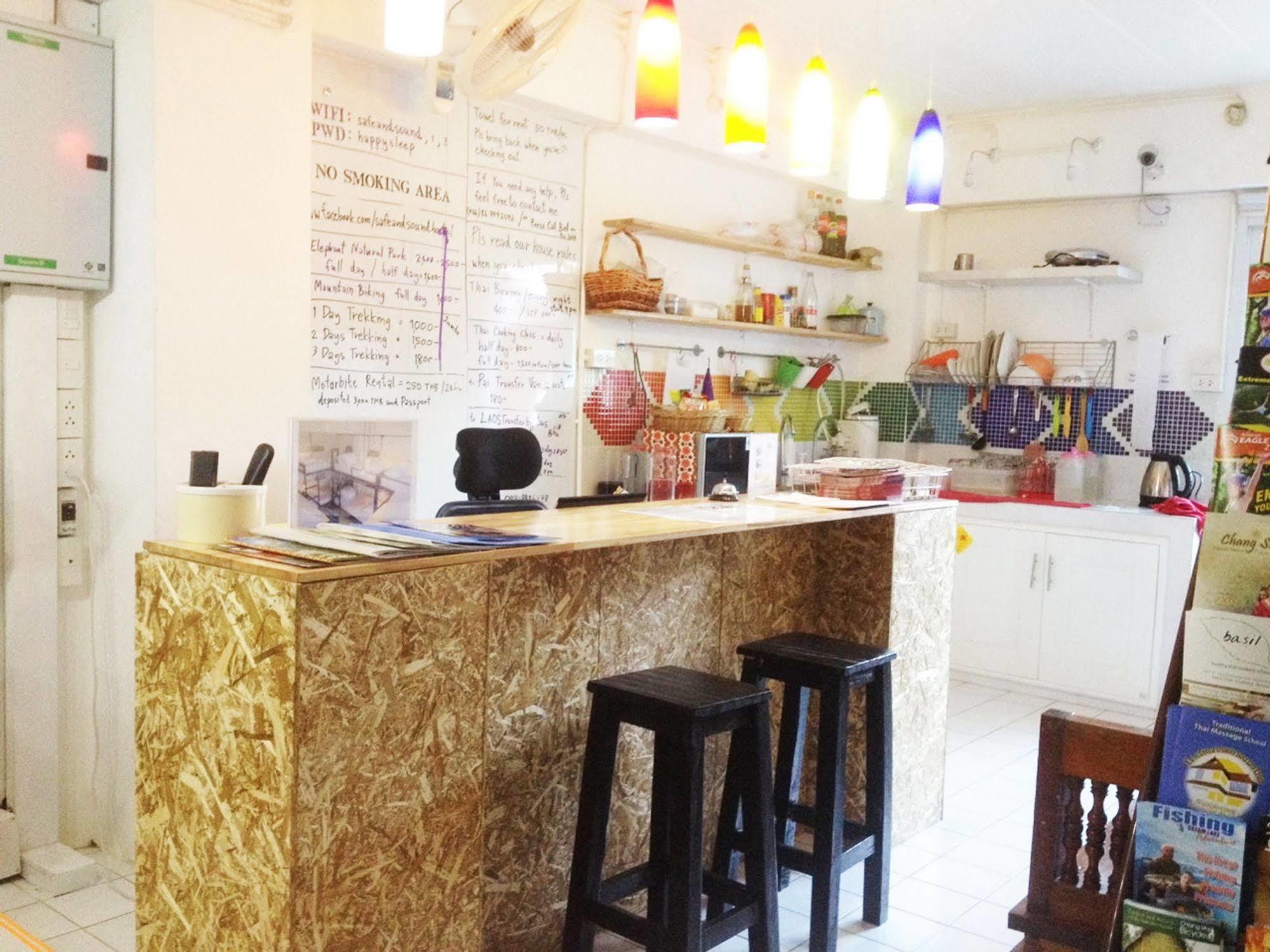 Safe And Sound Hostel Chiang Mai Bagian luar foto
