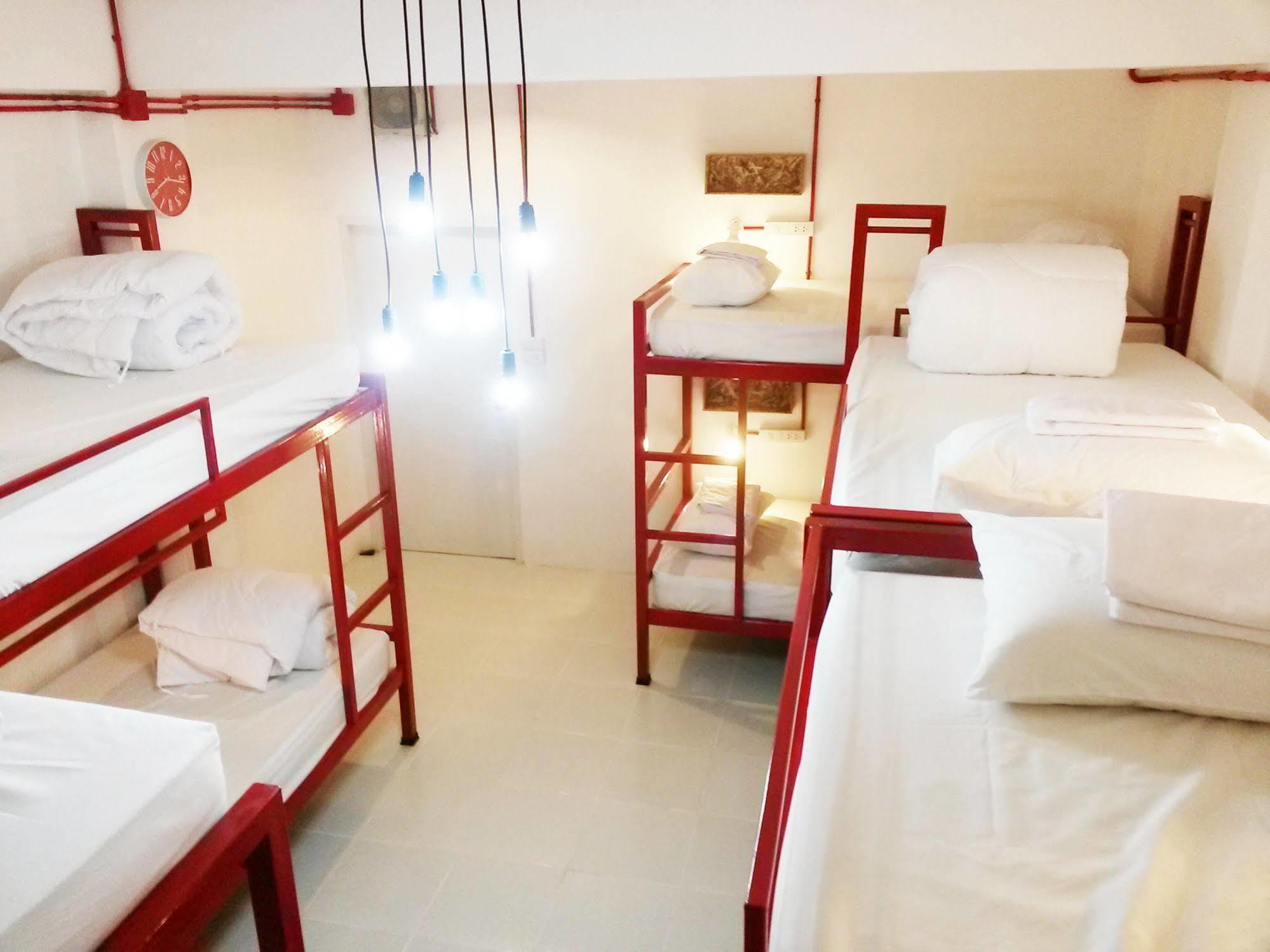 Safe And Sound Hostel Chiang Mai Bagian luar foto