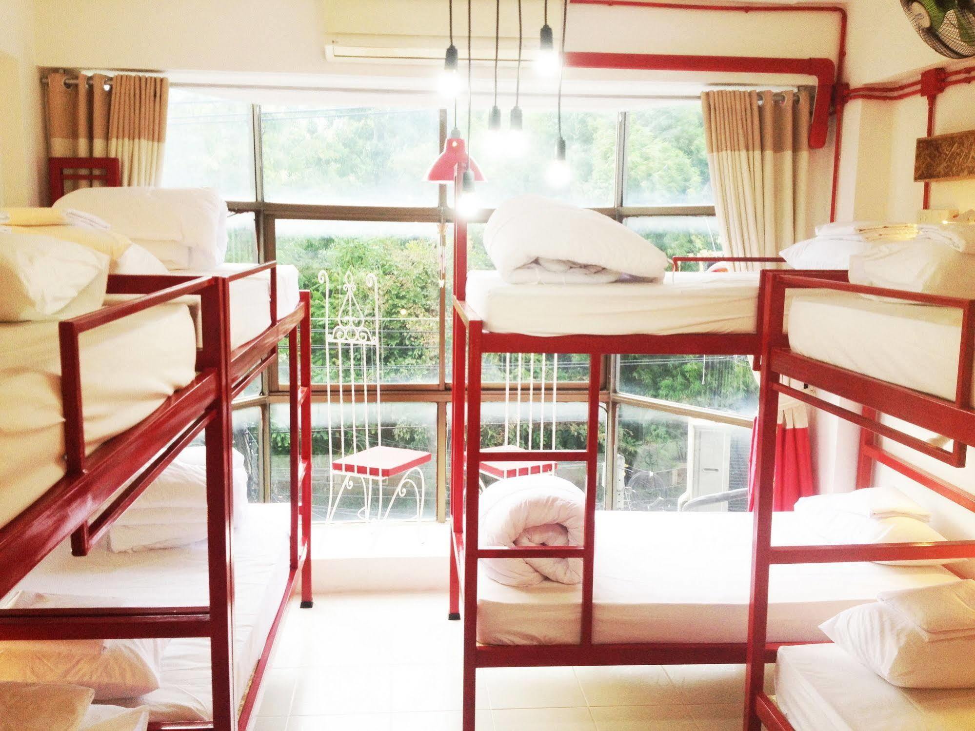 Safe And Sound Hostel Chiang Mai Bagian luar foto