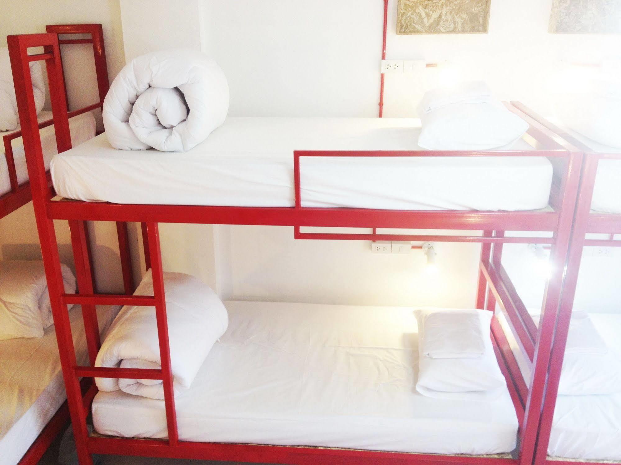 Safe And Sound Hostel Chiang Mai Bagian luar foto