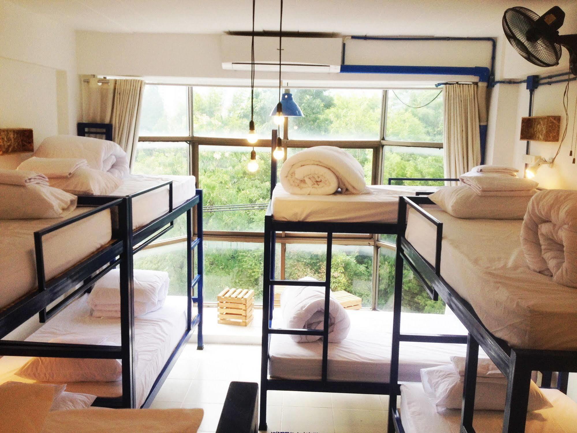 Safe And Sound Hostel Chiang Mai Bagian luar foto